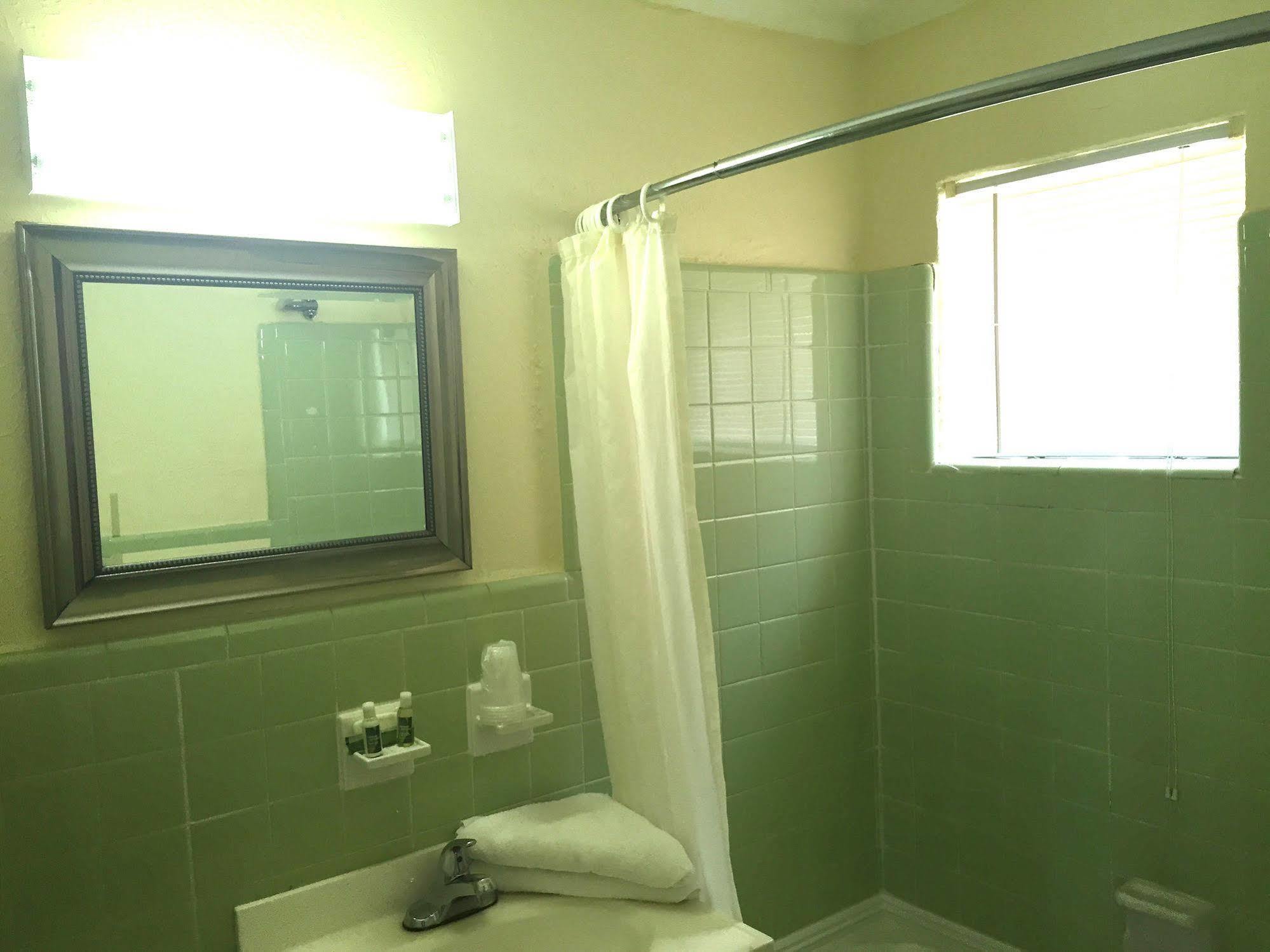 Motel Castaway & Swim Up Bar 3*