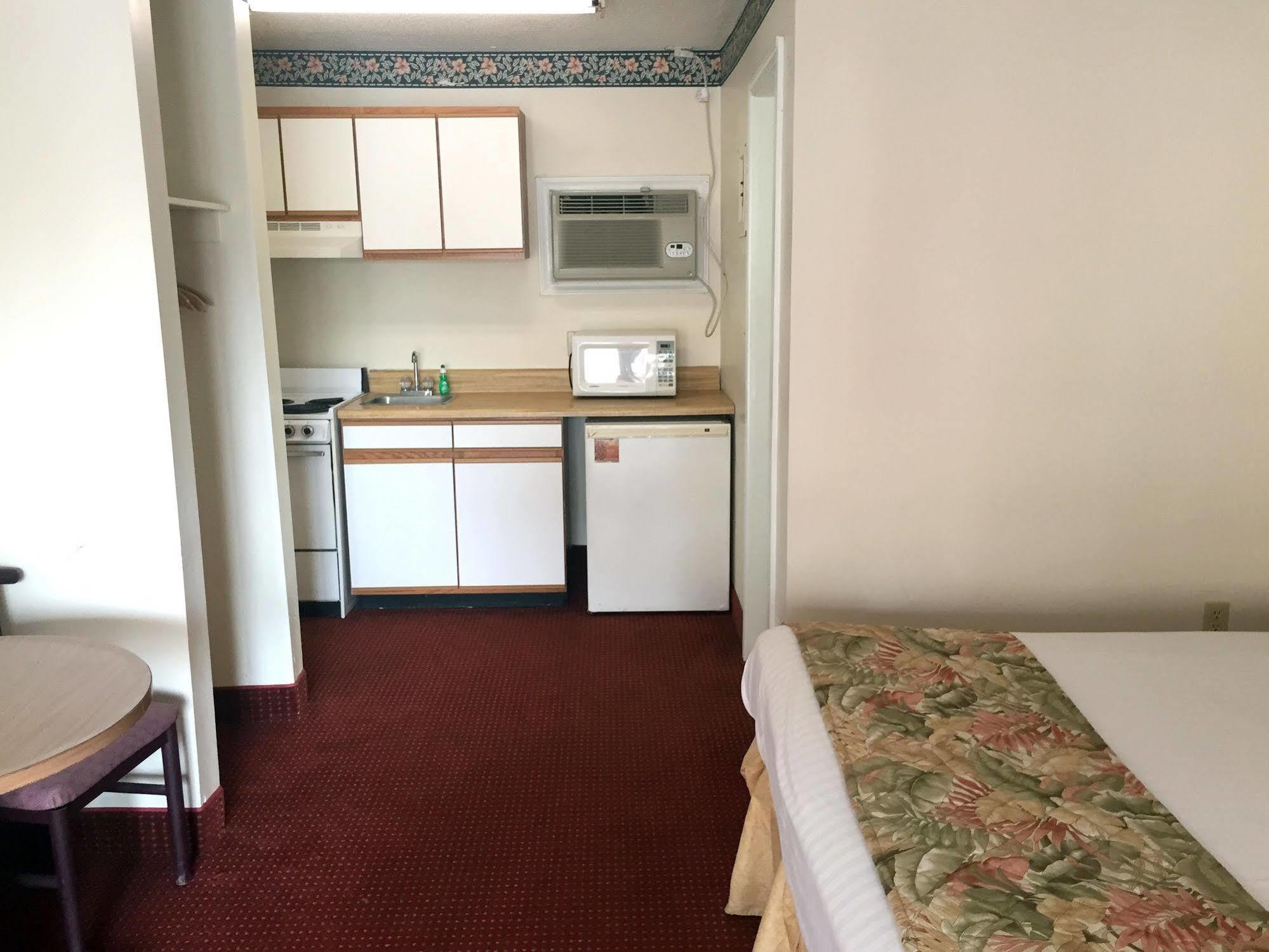 Motel Castaway & Swim Up Bar 3*